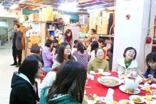 我哋呢班打工仔，日日做奴隸，仲要落班彩排搞年會