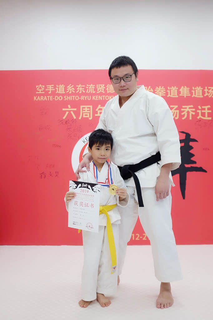 關(guān)子聰教練從事武術(shù)教學(xué)十多年，是空手道和跆拳道的雙黑帶，對中國武術(shù)也有很深的造詣，曾取得過廣東省八極拳冠軍。