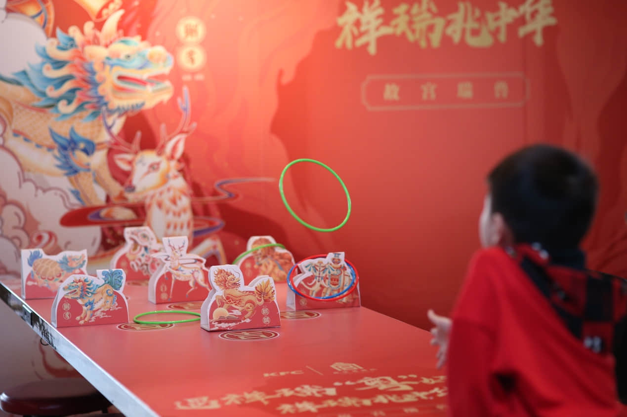 小朋友們“套”住祥瑞、喜鬧新年