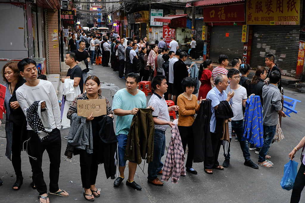 每年春節(jié)過(guò)后，康隆大街、鷺江運(yùn)動(dòng)場(chǎng)都擠滿了前來(lái)招工的湖北籍制衣廠老板和前來(lái)應(yīng)聘的打工者