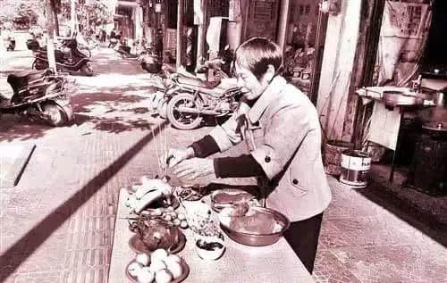 我哋呢班打工仔，日日做奴隸，仲要落班彩排搞年會
