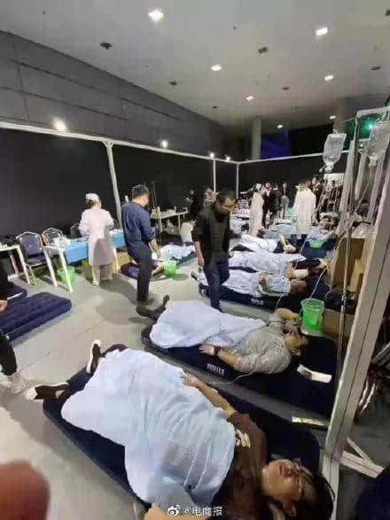 我哋呢班打工仔，日日做奴隸，仲要落班彩排搞年會