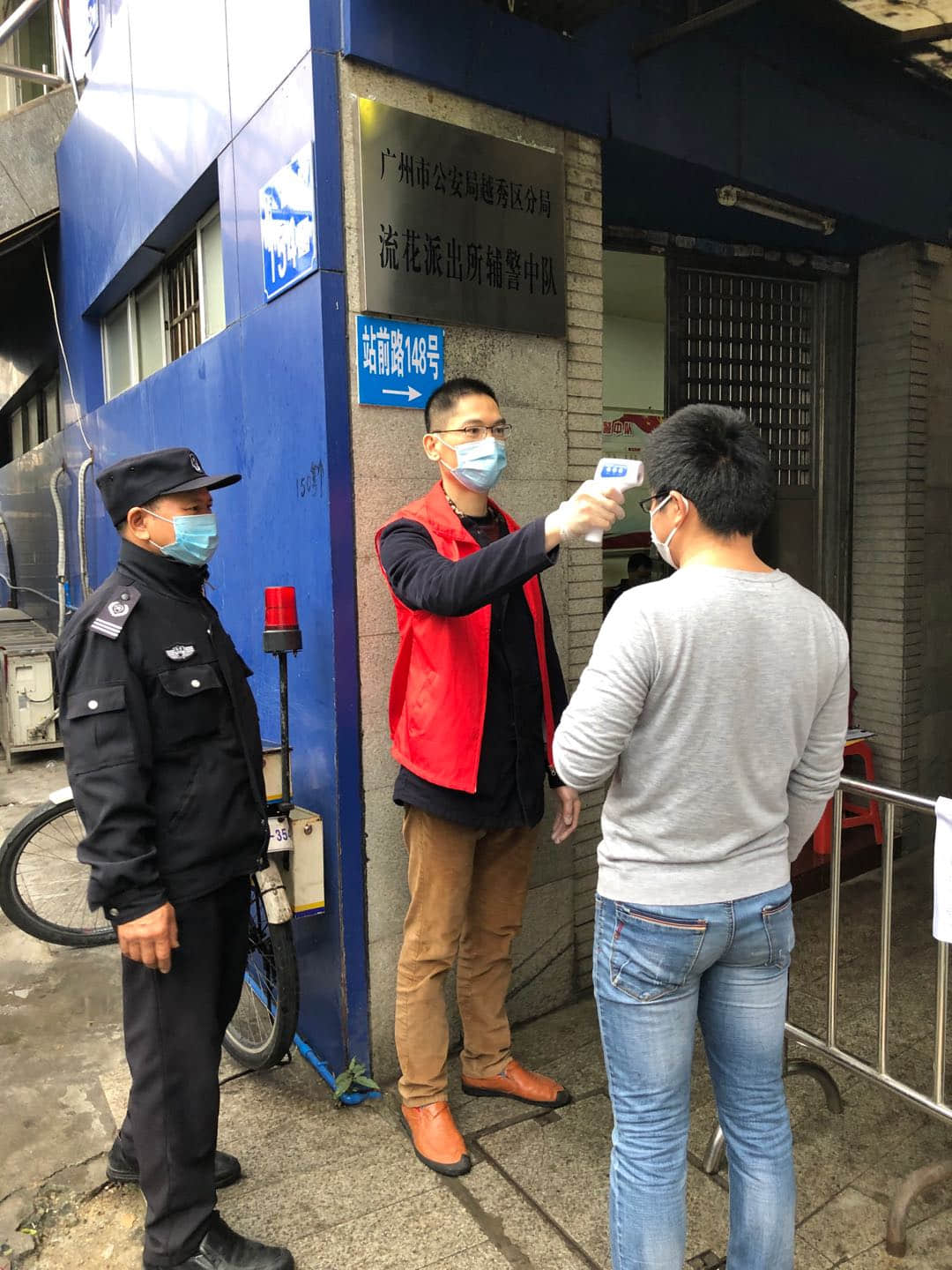 黨員志愿者投身一線與社區(qū)，回饋社會，服務(wù)人民