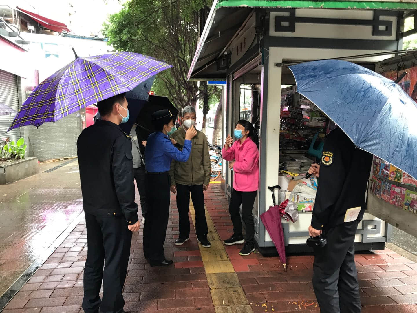肖伯一家人在中山八路經(jīng)營報刊亭已經(jīng)十多年