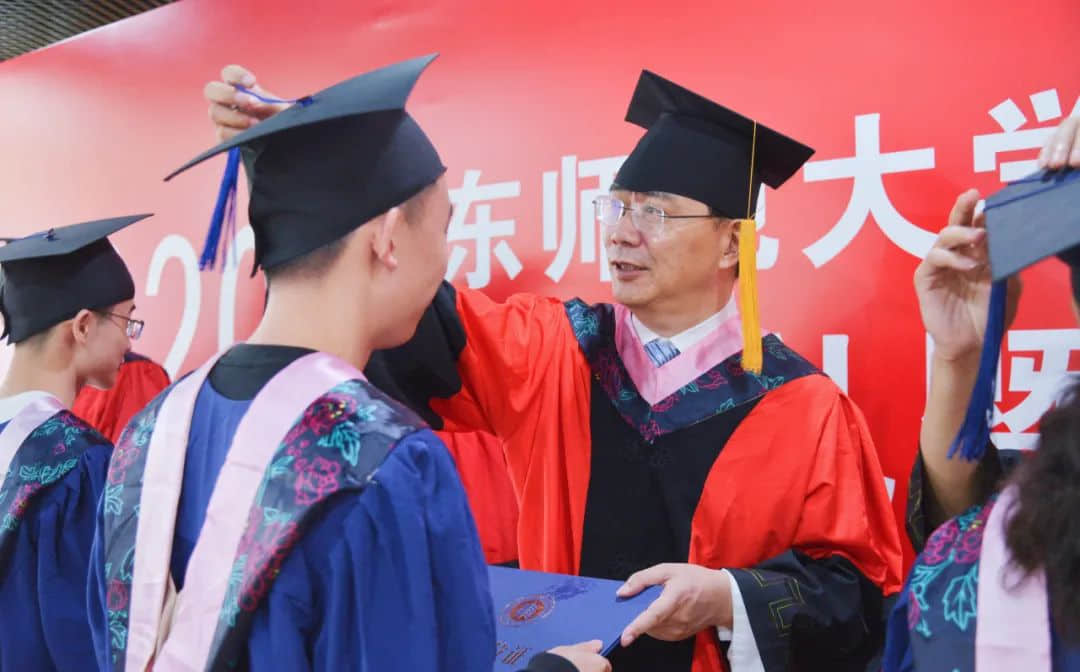 畢業(yè)季丨朱國(guó)華：如果外部環(huán)境期待我們?nèi)鲋e，我們至少保持沉默