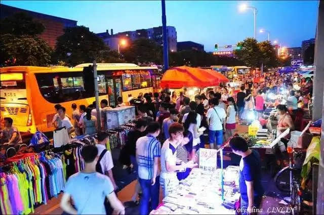 廣州地攤風(fēng)云|一場城管和走鬼的貓鼠游戲 廣州地攤風(fēng)云|一場城管和走鬼的貓鼠游戲