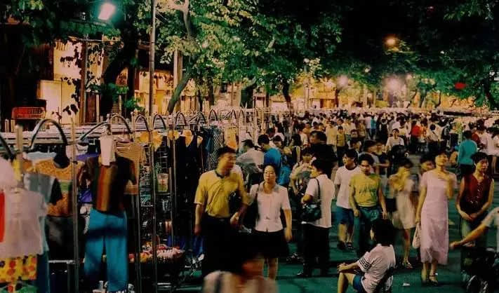 廣州地攤風(fēng)云|一場城管和走鬼的貓鼠游戲 廣州地攤風(fēng)云|一場城管和走鬼的貓鼠游戲