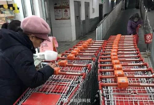 老人沒有智能手機，不配活在現(xiàn)代社會？
