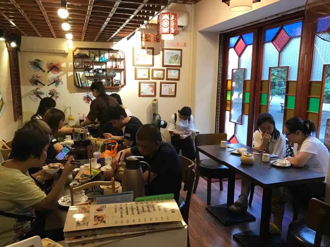 廣州80后女生在天河CBD織夢，只為重溫童年時(shí)的街坊茶樓