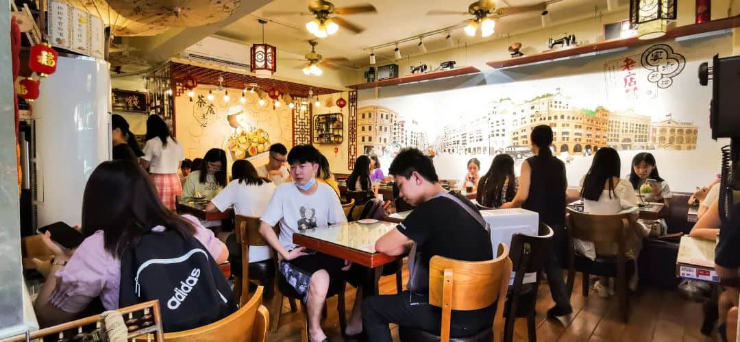 廣州80后女生在天河CBD織夢，只為重溫童年時(shí)的街坊茶樓