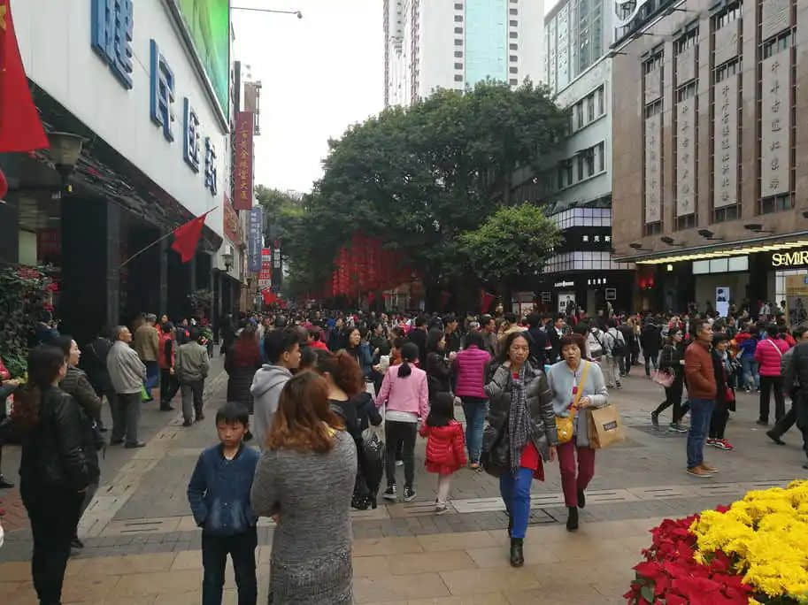 人海人潮，北京街的舞臺場景轉(zhuǎn)換