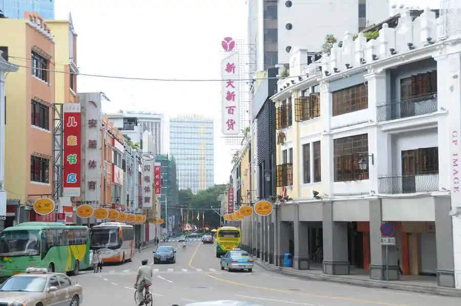 人海人潮，北京街的舞臺場景轉(zhuǎn)換