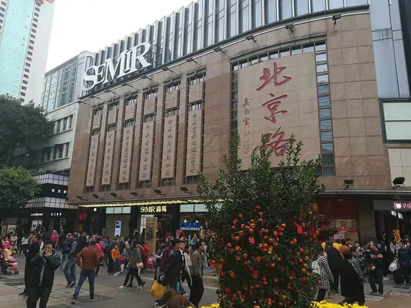人海人潮，北京街的舞臺場景轉(zhuǎn)換