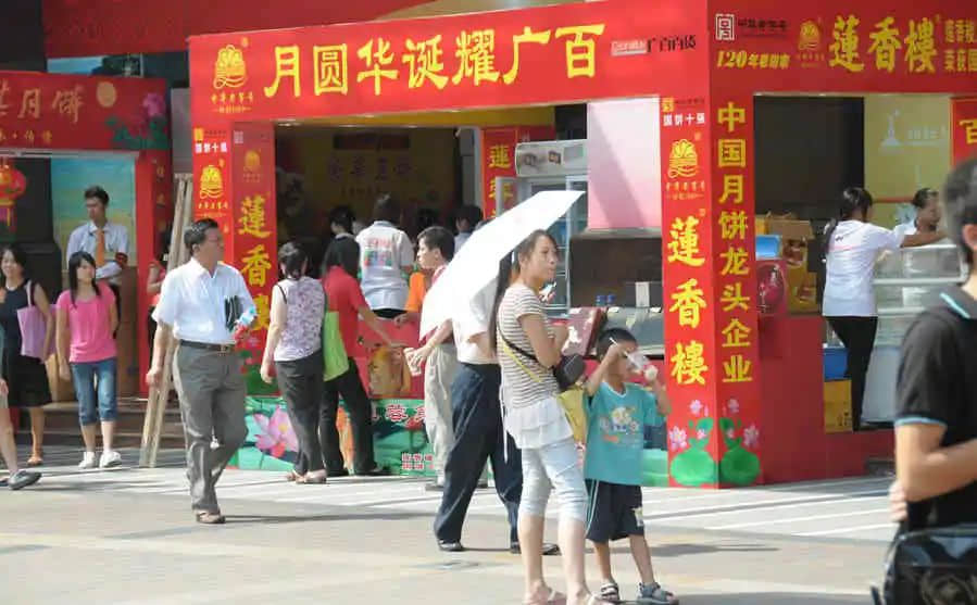 人海人潮，北京街的舞臺場景轉(zhuǎn)換