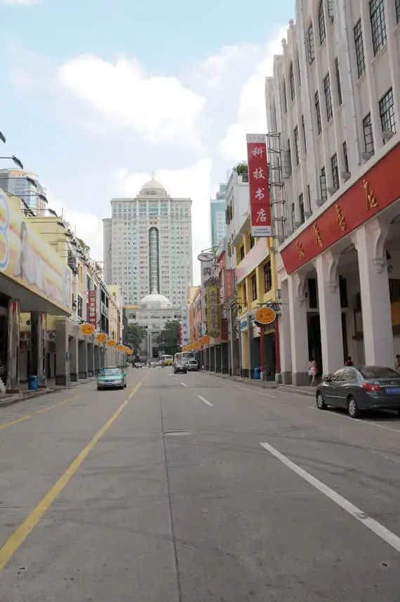 人海人潮，北京街的舞臺場景轉(zhuǎn)換