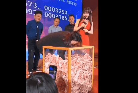 “為年會奮不顧身的我，穿上了老婆的蓬蓬裙......”