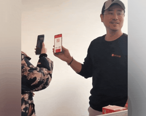 “為年會奮不顧身的我，穿上了老婆的蓬蓬裙......”