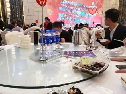 “為年會奮不顧身的我，穿上了老婆的蓬蓬裙......”