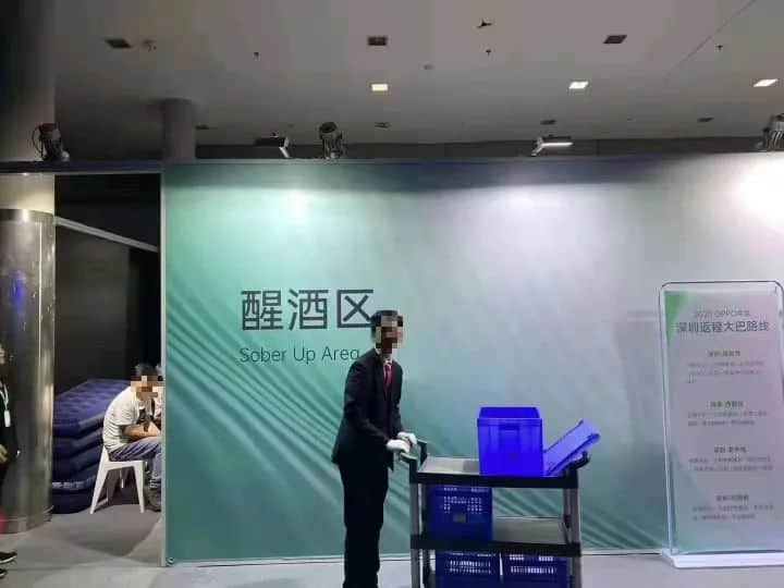 “為年會奮不顧身的我，穿上了老婆的蓬蓬裙......”