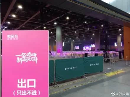 “為年會奮不顧身的我，穿上了老婆的蓬蓬裙......”