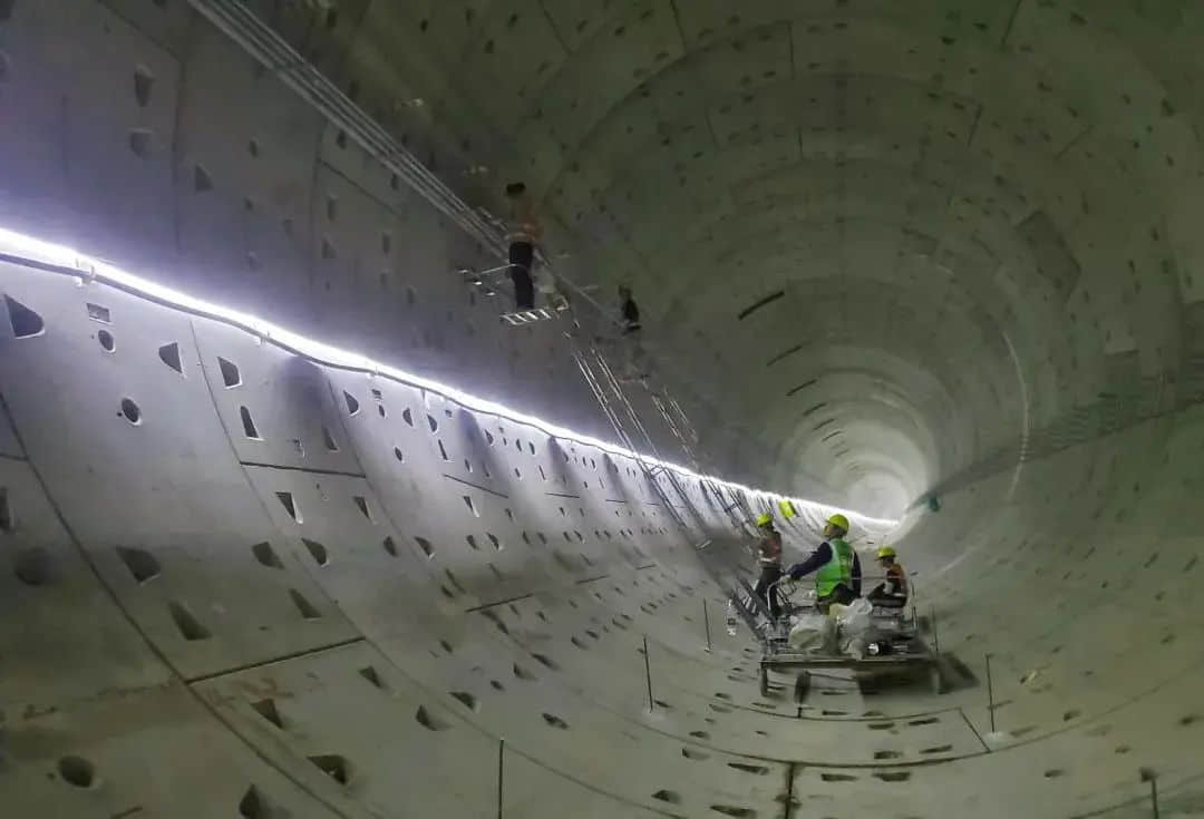 地鐵冇冷氣、公交在限速......廣州打工仔通勤有幾難？