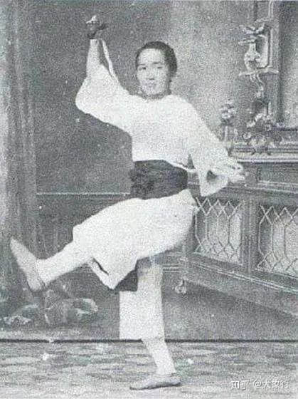 中年喪妻、老年喪子、沒(méi)錢下葬……還原真實(shí)的黃飛鴻