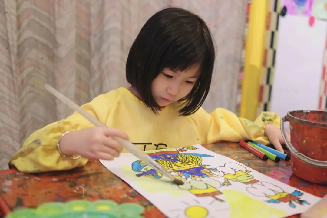 教育內(nèi)卷時代，廣美畢業(yè)的她卻選擇教孩子如何感受美