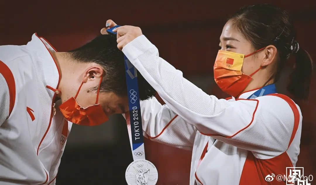 鍵盤俠橫行：被捧殺的鴻星爾克，被棒殺的奧運選手