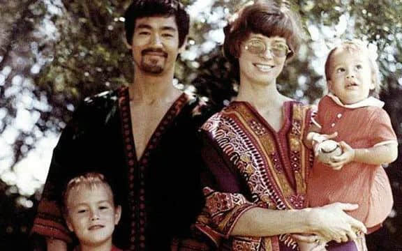 同是外籍華裔明星，吳亦凡活成笑話，李小龍依然不朽