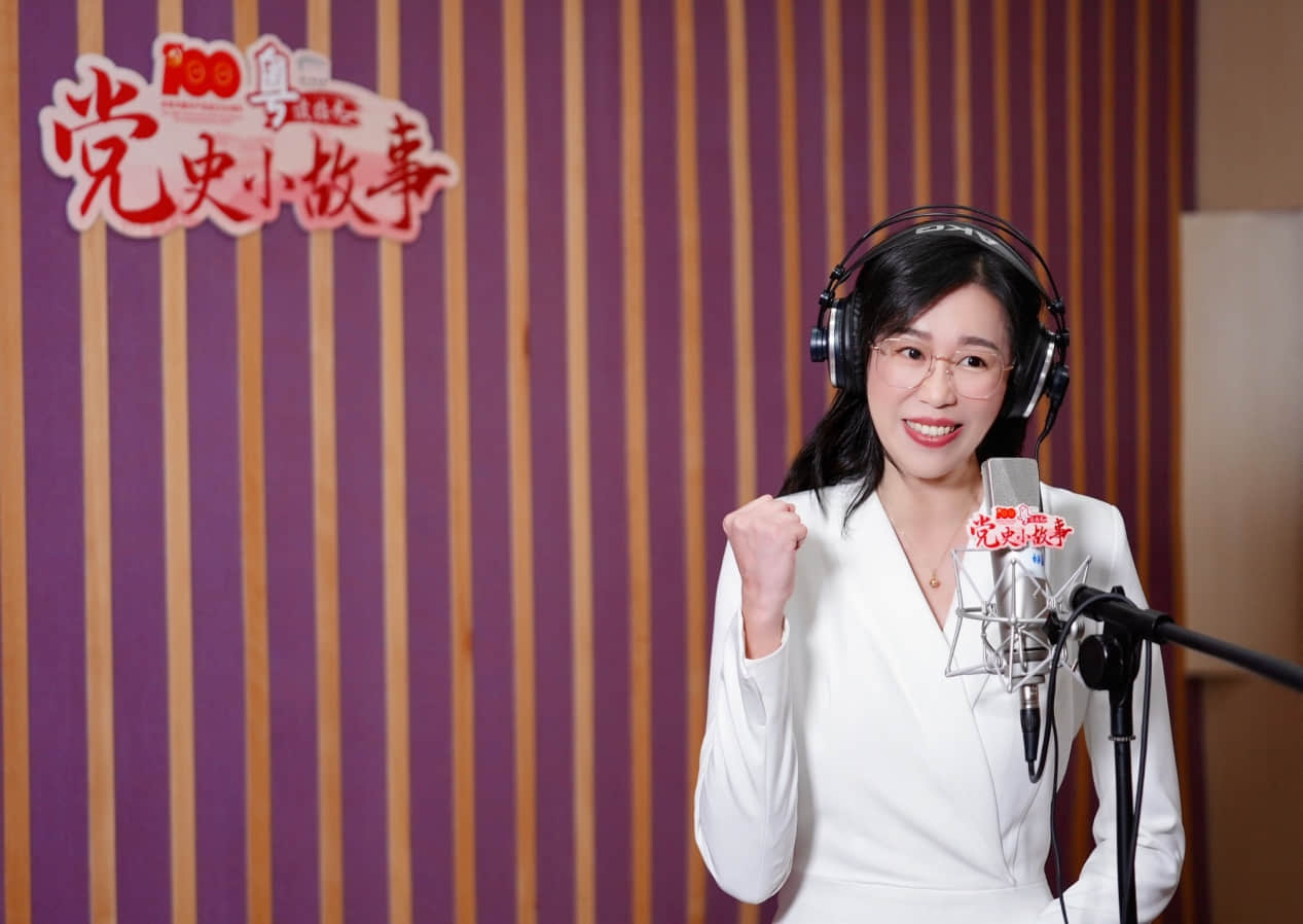 “粵讀大使”胡丹在多媒體錄音室錄制現(xiàn)場為活動(dòng)打call