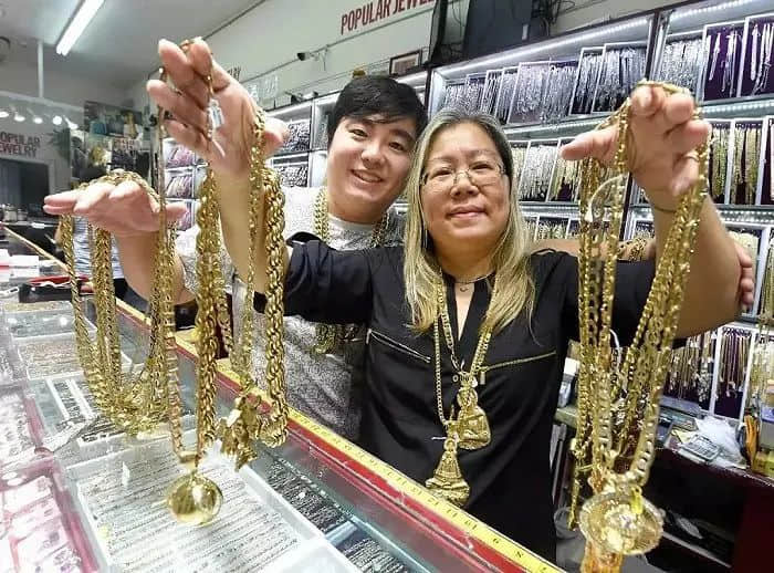 廣東大媽開掛人生：靠金鏈稱霸美國嘻哈圈，還被碧昂絲叫媽媽！
