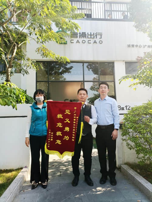(圖片右二為易煒峻)