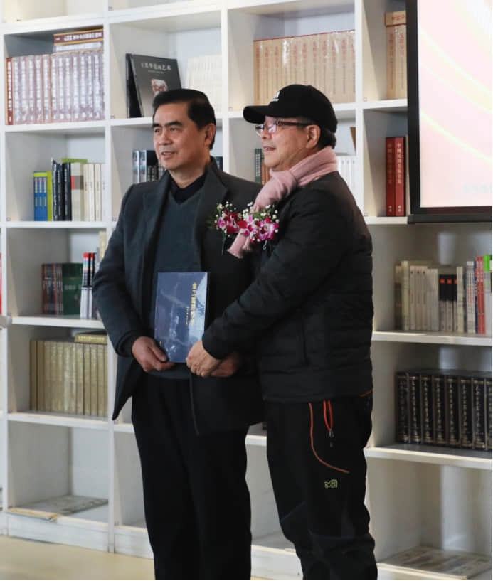 楊銳向北京東方藝珍花絲鑲嵌董事長常留海捐贈(zèng)新書 合影