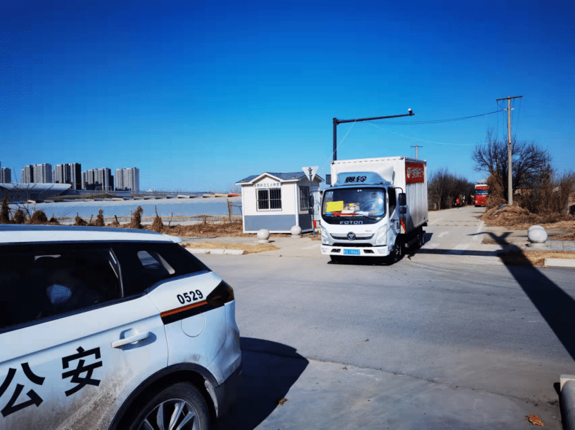 ▲警車護(hù)送保供車輛順利通行 攝影人:高飛