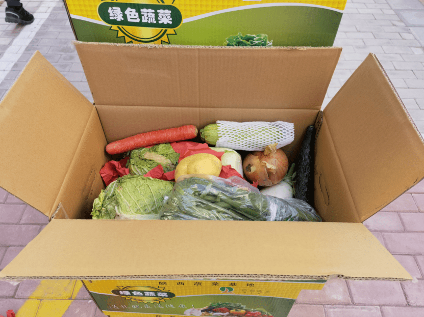 ▲政府集中采購的標(biāo)準(zhǔn)保供蔬菜包 攝影人:高飛