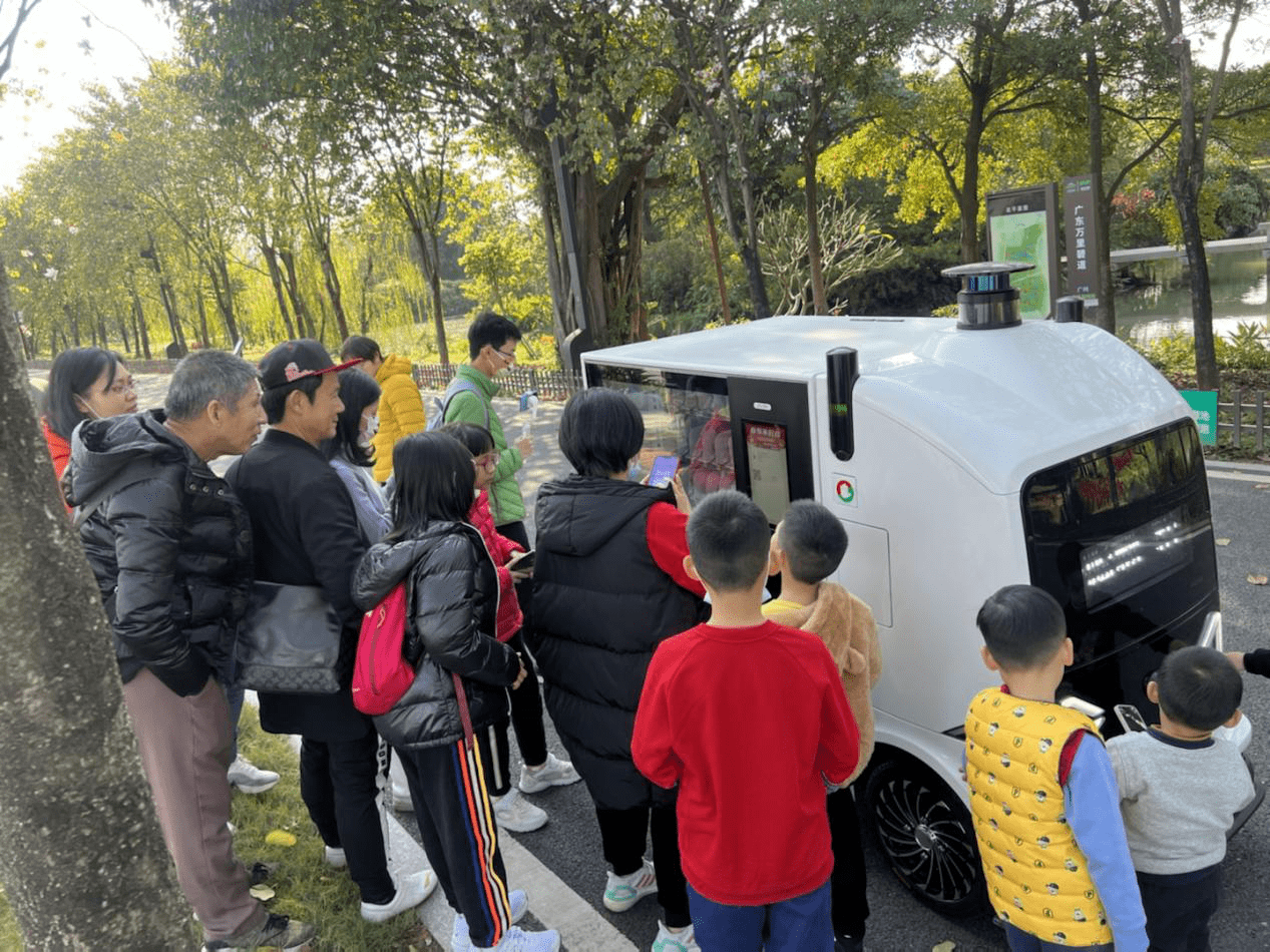 無人車移動零售,讓游客新奇不已,紛紛拿起手機購買商品,體驗新科技應(yīng)用