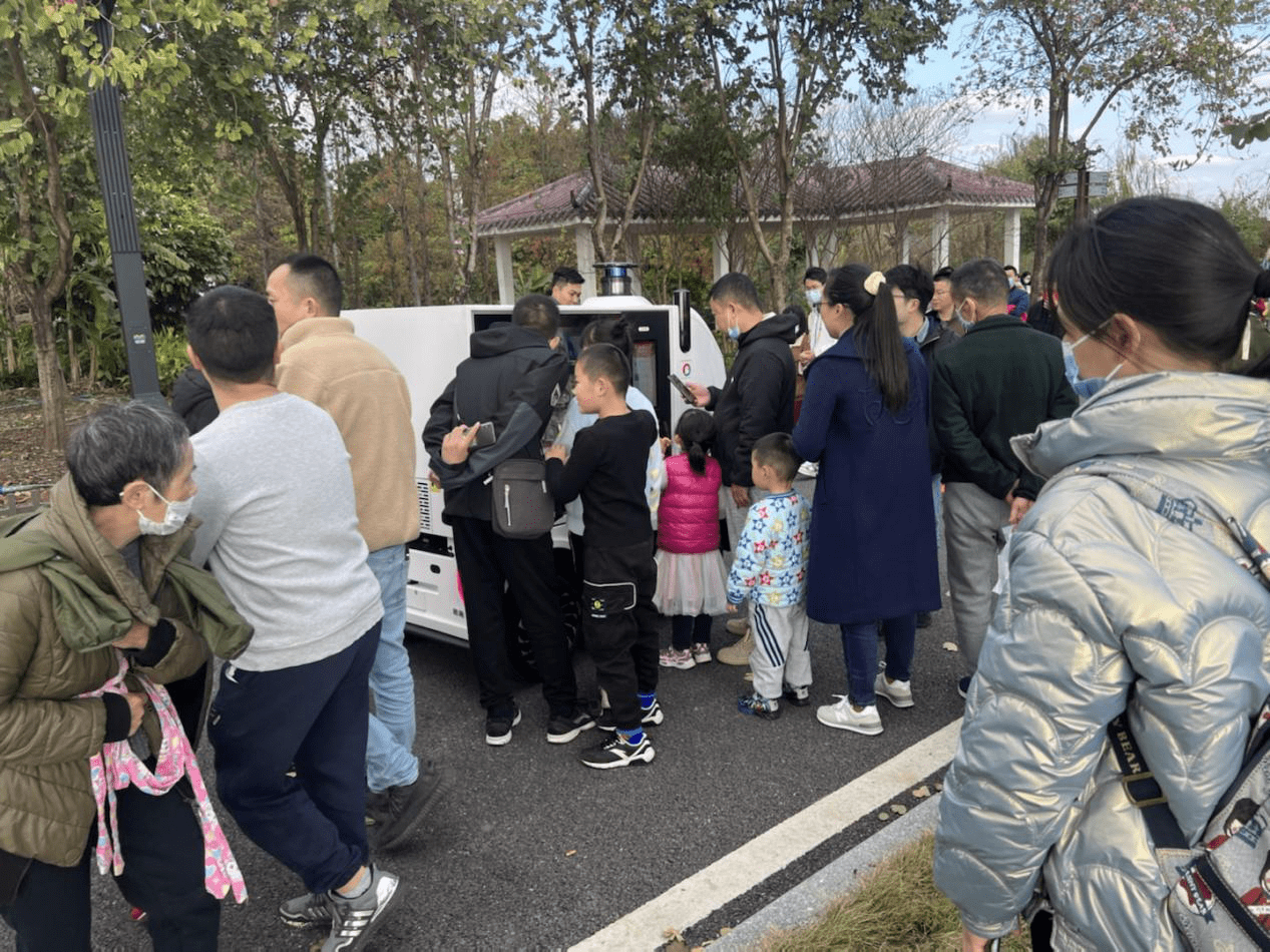 無人車巡游售賣,游園者強勢圍觀
