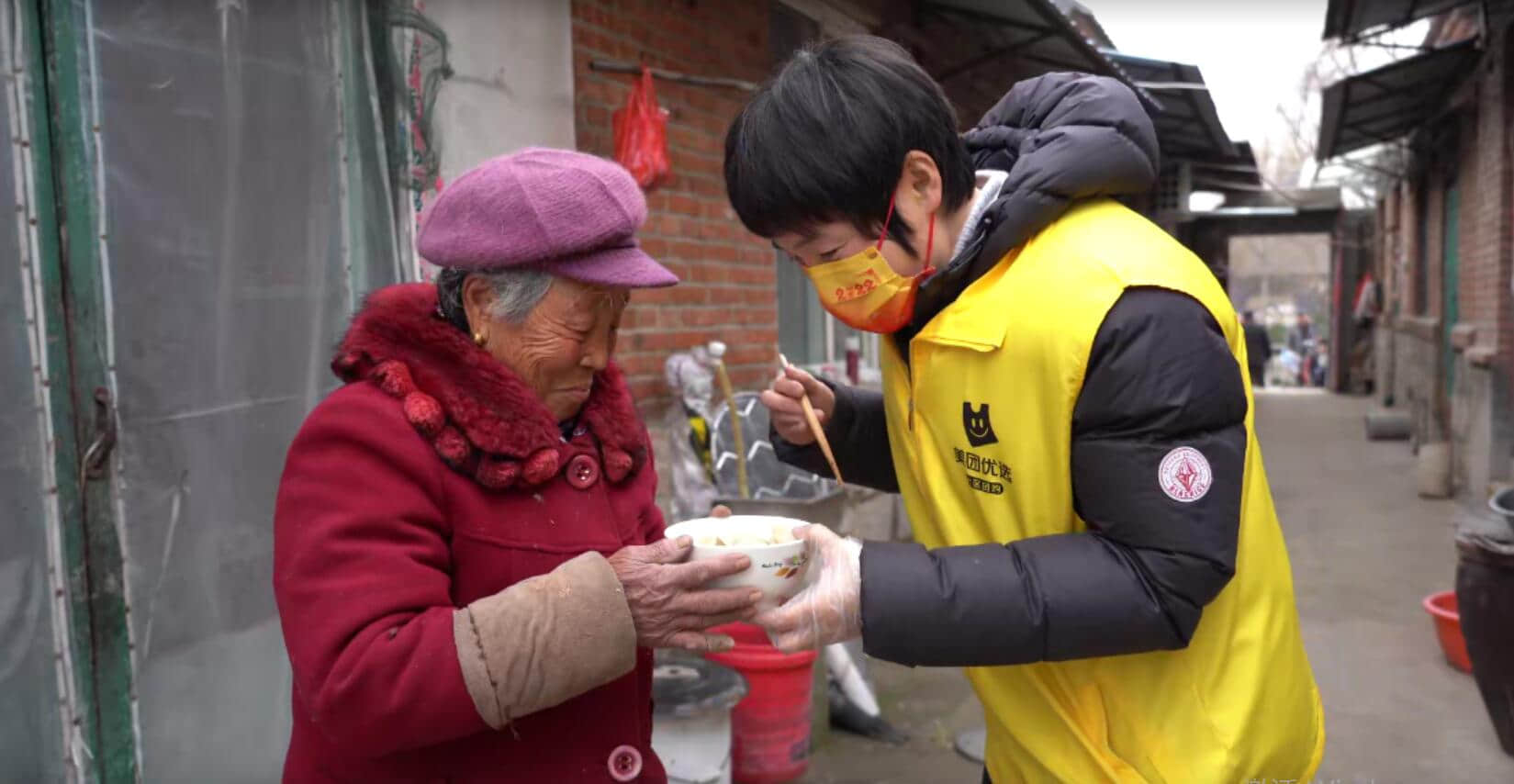 ▲美團(tuán)優(yōu)選店長孫維丹，給74歲的馬奶奶煮了一碗叫“思念”的水餃 （攝影：胡慧）