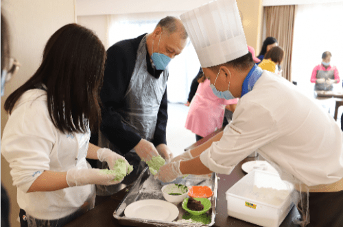 (賓客參加艾糍手工制作活動)