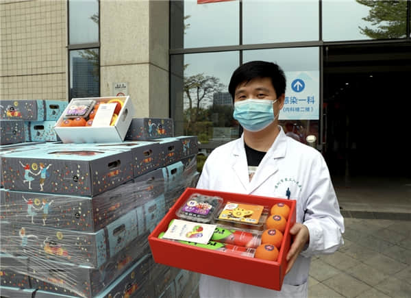 深圳市第三人民醫(yī)院醫(yī)生接過鑫榮懋援前線專屬水果禮盒。