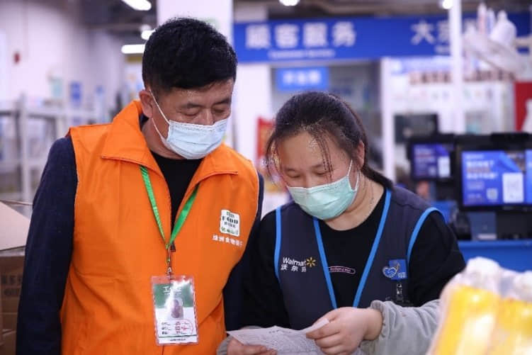 配圖說明:沃爾瑪員工在與綠洲志愿者進(jìn)行余量食物捐贈(zèng)交接