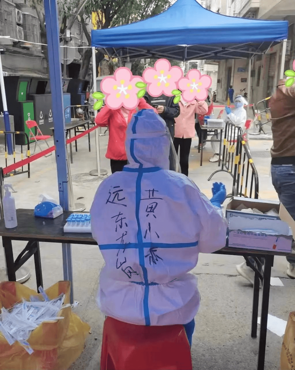 〖深圳遠(yuǎn)東龍崗婦產(chǎn)醫(yī)院檢驗(yàn)科護(hù)士長(zhǎng)黃小赫在給居民采樣〗