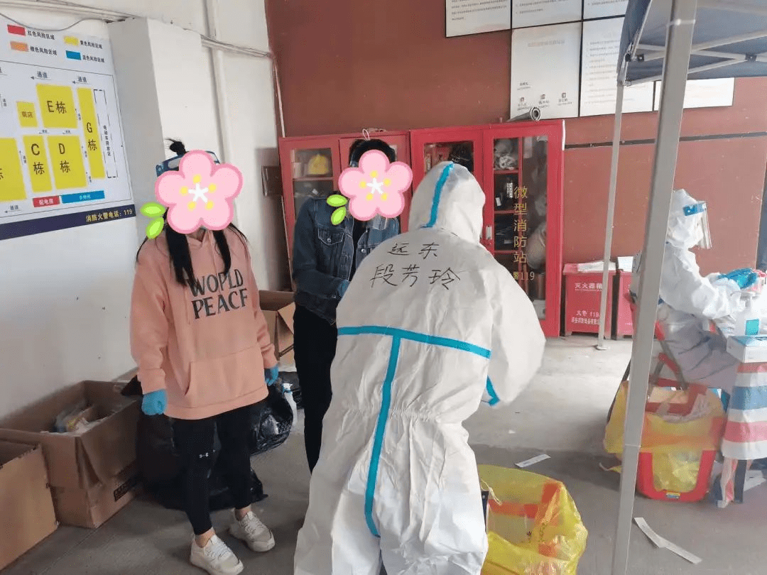 〖深圳遠(yuǎn)東龍崗婦產(chǎn)醫(yī)院護(hù)士段芳玲在采樣現(xiàn)場(chǎng)〗