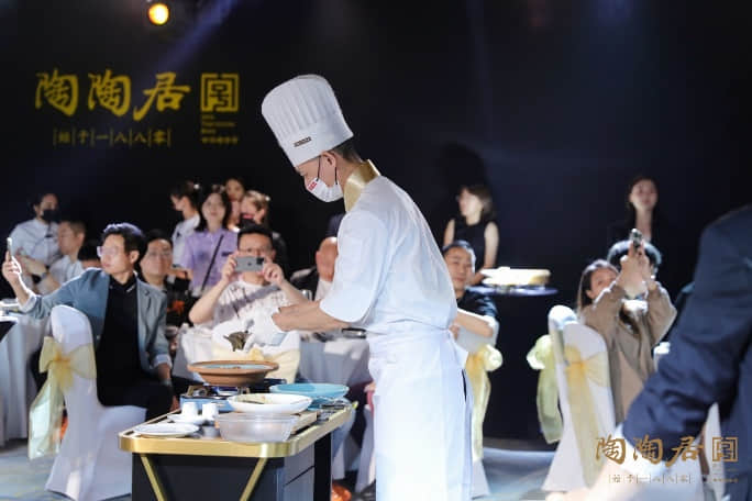 陶陶居大廚團(tuán)隊(duì)現(xiàn)場為嘉賓烹制第一道菜式，黑松露金蠔扇雞煲。
