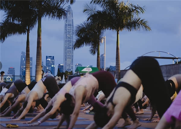 6月21日國際瑜伽日當天,佳沛奇異果來到深圳,圖片由lululemon COCO Park門店提供