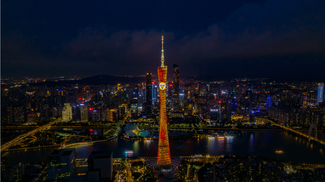 小蠻腰五光十色的燈影訴說著千萬學(xué)子心中的祝福！仰望星空，我們是夜空中最亮的星！