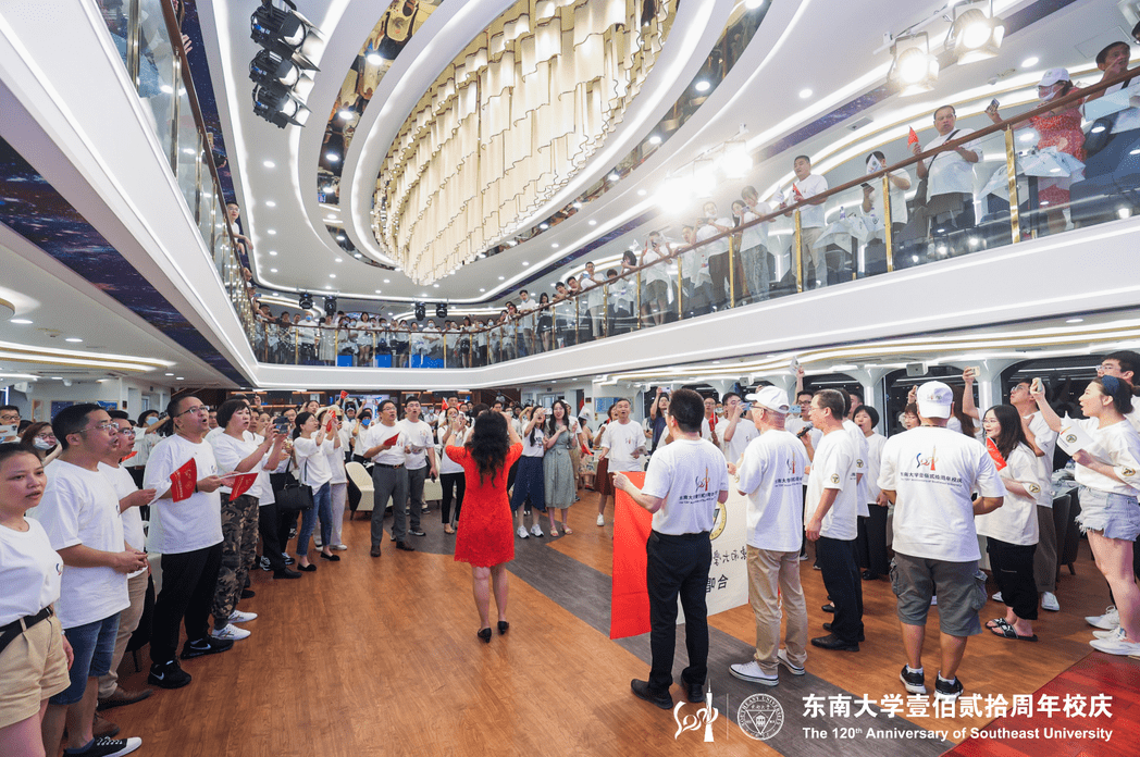 校友們在游船上齊唱校歌表達(dá)對母校的祝愿，“百載文樞江左，東南輩出英豪”，愿母?！叭招抡榛?，四海領(lǐng)風(fēng)騷”。