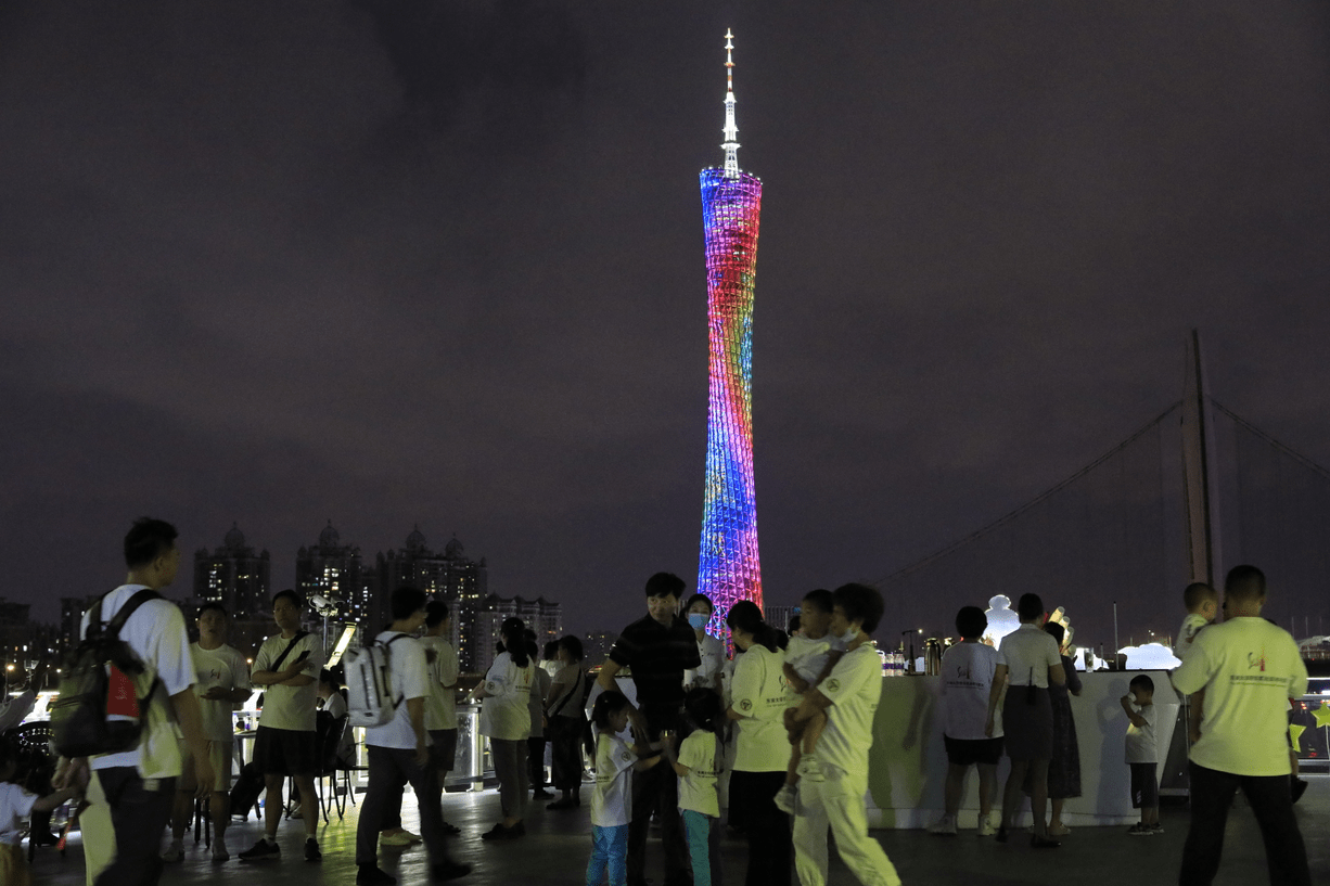 大家暢游珠江，暢賞羊城夜景，習(xí)習(xí)涼風(fēng)中，盡享蠻腰風(fēng)情。