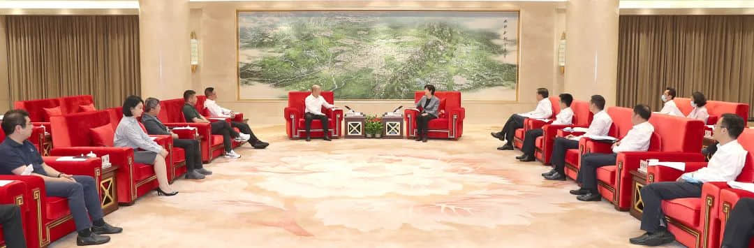 簽約儀式前，施小琳、王鳳朝會(huì)見了郭凱天一行。