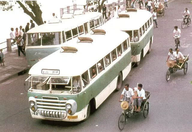 我與公交車(chē)結(jié)緣七十年 || 莫依慈